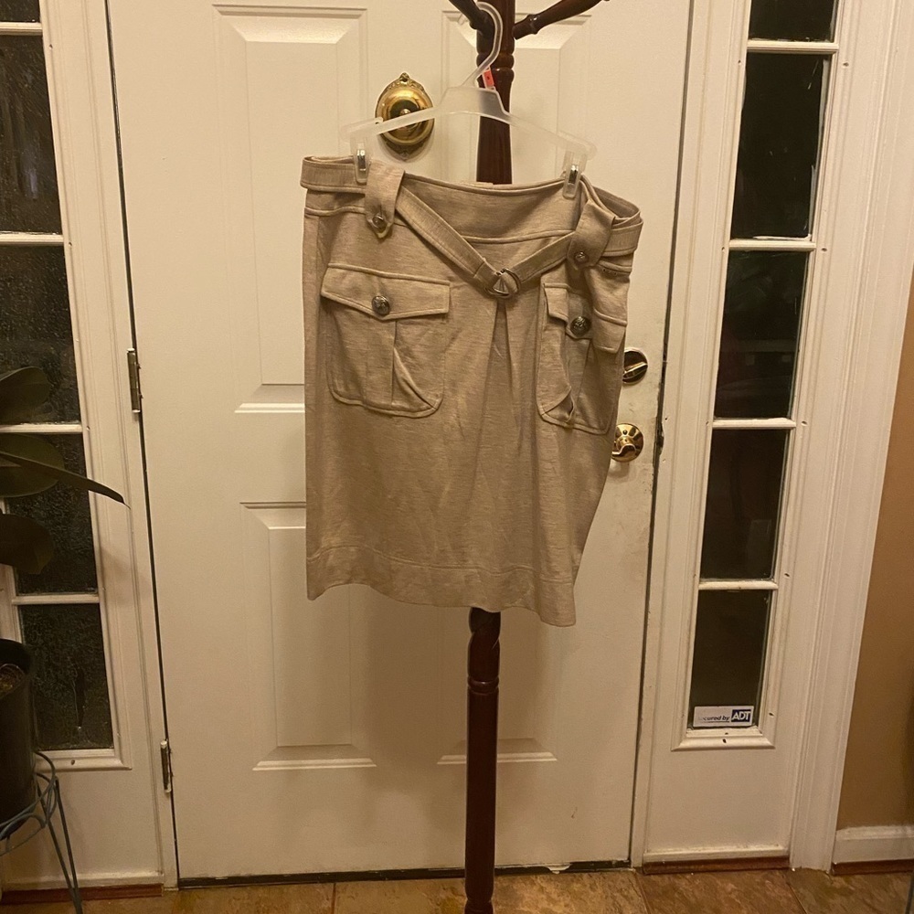 St JOHN CASUAL SKIRT TAN IN COLOR WITH POCKETS SIZE 12